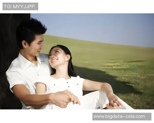 足球明星的甜蜜爱情故事揭秘 从球场到生活的完美伴侣关系